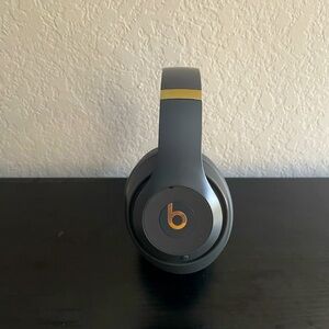I’m selling Beat Studio 3s. Goldish and black. They are comfy asf.